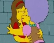 Patty besandose con una chica