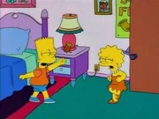 Lisa y Bart peleándose
