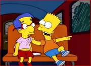 Bart diciendole a Milhouse que hay un Gremlin afuera del autobús