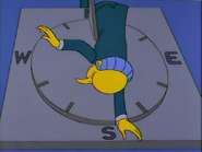El Sr. Burns al caer en el reloj de sol.