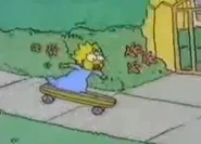 Maggie se escapa en el Skateboard de bart