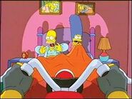 Homero y Marge reciben una visita.