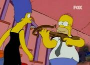 Homero apuntando a Marge con una ballesta