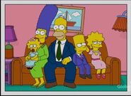 Los Simpson 2 años después. Maggie tiene 3, Marge tiene 36, Homer tiene 38, Bart tiene 12, Lisa tiene 10. Lisa crece más alto que Bart.