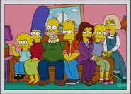 Los Simpson 12 años después. Maggie tiene 13, Marge tiene 46, Homer tiene 48, Bart tiene 22, Lisa tiene 20 con lo que parecen ser 2 novias.