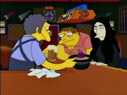 Moe atendiendo a Barney y a su novia