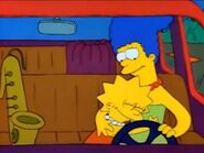 Lisa abrazando a Marge.