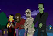 Hombre Lobo, Frankenstein, Drácula y la Momia caminando por la calle