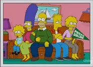 Los Simpson 10 años después. Maggie tiene 11, Marge tiene 44, Homer tiene 46, Bart tiene 20, Lisa tiene 18. Lisa se gradúa de la escuela secundaria y va a una universidad privada.