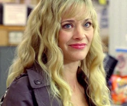 אישה צעירה ונחמדה