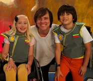 Jim Carrey and Kids.jpg (37 KB)