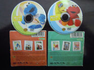 PlazaSésamoMiniDVDVolumes3and4backcoversanddiscs.jpg (63 KB) Volumes 3 and 4 back covers and discs