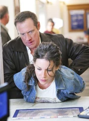 Mars prende Kate pela primeira vez.