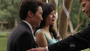 Sun e Jin são cumprimentados e abençoados por um  no dia de seu casamento.