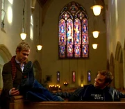 Charlie e Liam numa Igreja britânica