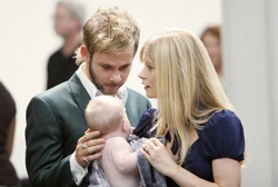 Charlie, Claire, e Aaron aparecem como uma família na visão de Locke.