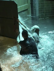 Juliet e Jack tentando fechar a porta.