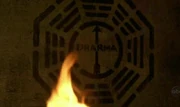 I superstiti della sezione di coda esplorano la stazione individuandone il logo sulla parete