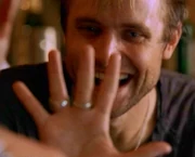 Liam le da a Charlie el anillo DS