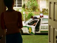  verabschiedet  der zu seiner Arbeit im Miami Dade Police Department fährt.„“