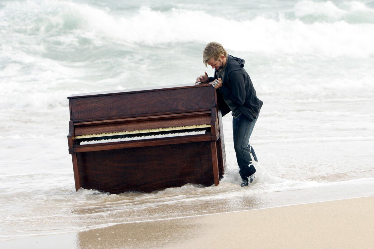 фортепиано в море