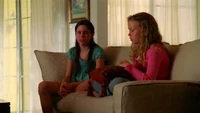 De pequeñas, Juliet y Rachel lloran mientras reciben la noticia del divorcio de sus padres.