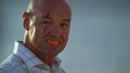 Locke mange une orange.