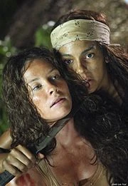  trattiene Kate puntandogli un coltello