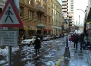 Die gelbe Bordsteinkante und eine sinnlose Anordnung der Verkehrszeichen weisen auf unsaubere Arbeit der Produzenten hin.