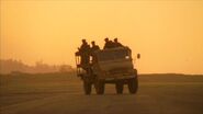 Un camion de l'armée approchant sur la même piste d'atterrissage