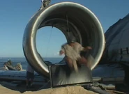 TurbineManSuckedIn.jpg (143 kB) Torres fazendo o dublê do homem turbina em um aparelho pneumático em "Pilot, Parte 1", e mostrado no bônus do DVD Bem-Vindos a Oahu