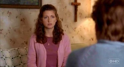 Desmond intenta disculparse ante Ruth.