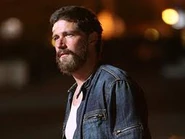 Images (1).jpg (5 kio) Jack regardant Kate s'en aller, sur le parking de l'aéroport. (...et tout finit)