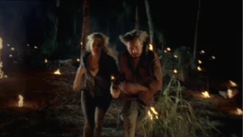 Sawyer et  tentent d'échapper aux flèches enflammées