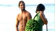 Sawyer e Kate com um cacho de bananas colhidas por Kate