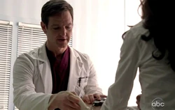 Le Dr Goodspeed pratique une échographie sur Claire