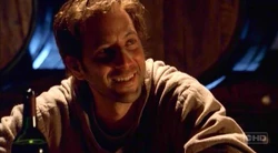 Un borracho Desmond es expulsado por el Hermano Campbell.