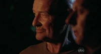  y  observan a  curar al Locke que viaja en el tiempo.