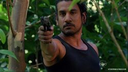 5x15-sayid-waffe