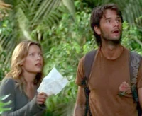 Nikki e Paulo seguono la mappa di Arzt che indica la traiettoria dei rottami