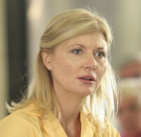 Beth Broderick als Diane Janssen