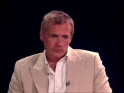 Gary Troup sendo entrevistado por Granger.