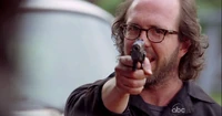  apunta con su pistola a  y .