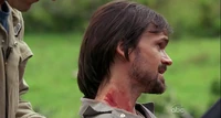 Jack trata la herida de Daniel.