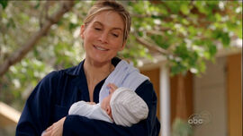 5x09-juliet-holding-baby-ethan