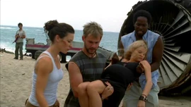  est transportée jusqu'à la tente de  par  et .