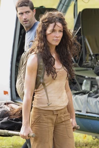 Kate ajudando a carregar o corpo de Naomi.