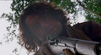  apunta a  con un rifle.