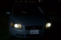  kommt zu dem Treffen mit Jack, mit einem Volvo S40