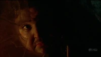 4x01 TBOTE Hurley peek-a-boo